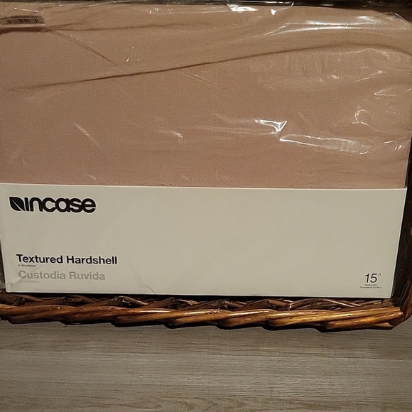 Incase Textured Hardshell 15" Pink - Picture 1 of 4